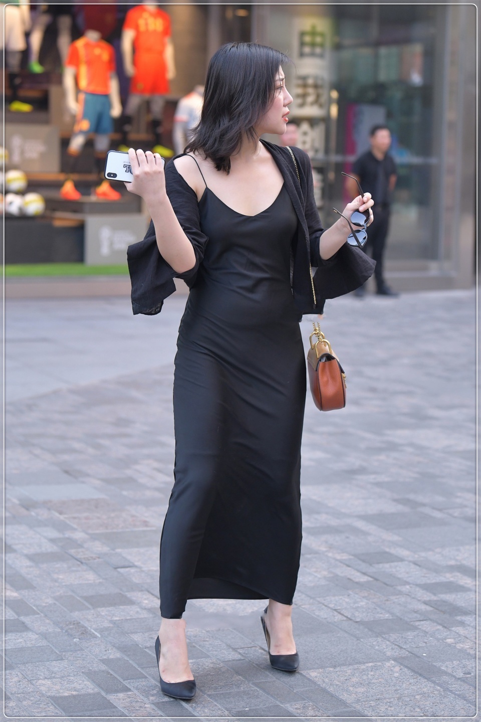 黑色真丝吊|美女街拍:这美女九分精明,八分气质,走在大街上实在太耀眼,一起吃个饭吧