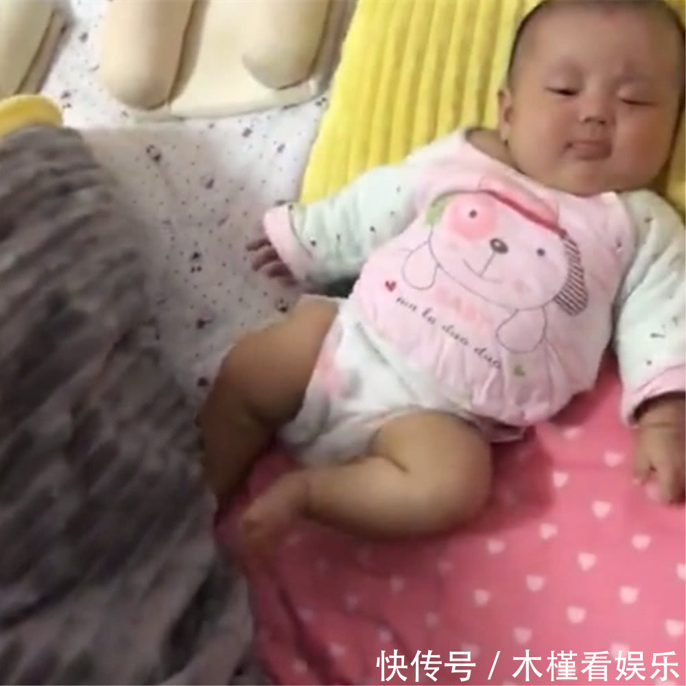 萌化|妈妈看到宝宝睡醒了,急忙掀开被子,被接下来的画面萌化了