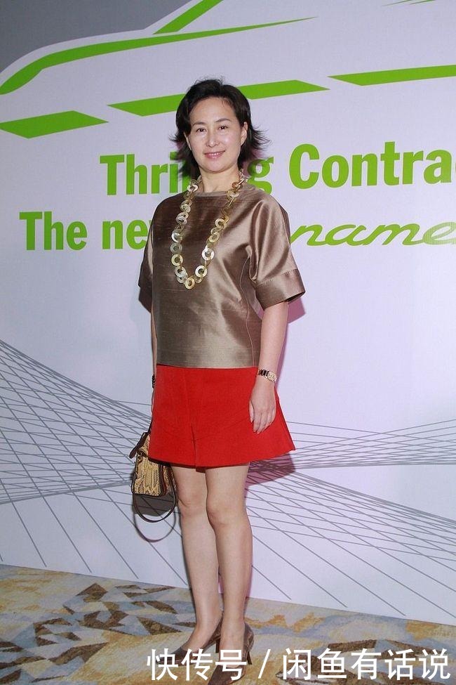 热裤|何超琼有豪门底蕴，穿“芭比粉”上衣也不俗气，搭配热裤美成贵妇