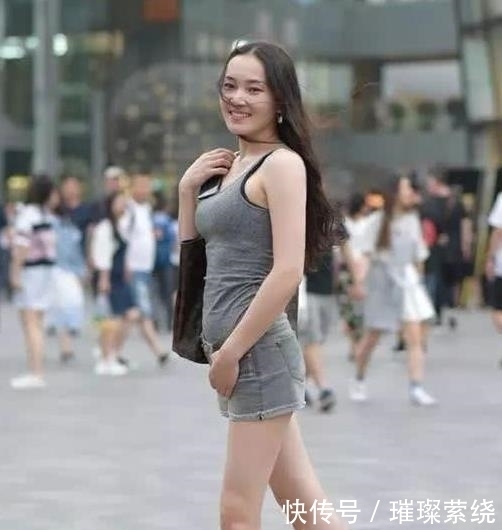 街拍美女身材高挑的小姐姐，简单搭配吊带裙，充满潇洒活力