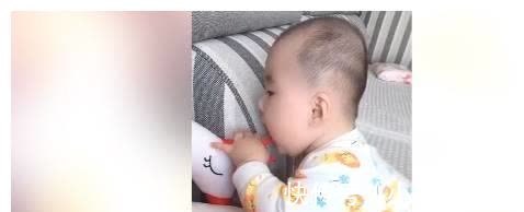 宝妈|宝宝太贪吃了,真的是见啥吃啥, 你家有没有同款萌娃呢?