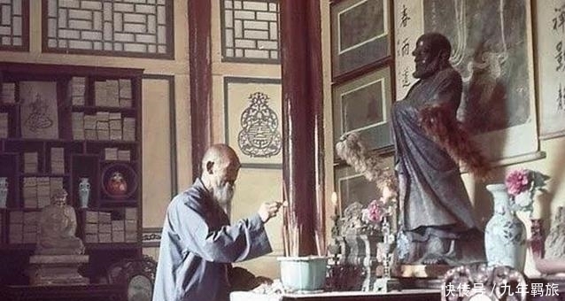 甲天下|80年代罕见的少林寺老照片，商业气息渐浓，图4是专心烧香的和尚