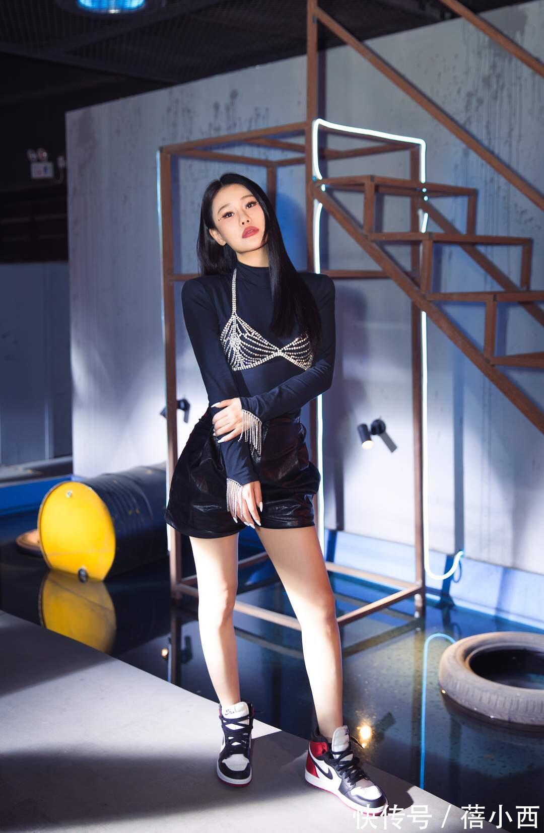 小白|夏日T恤“1+1”叠穿法,瞬间get博主风范,助你迅速提升穿衣品味