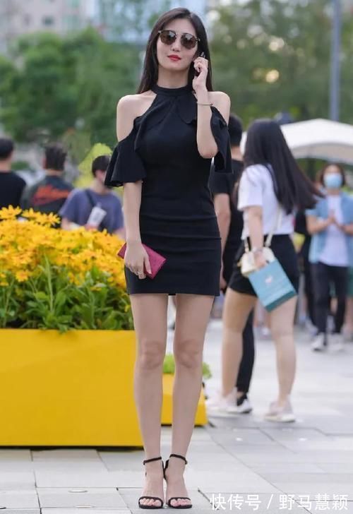 黑色时尚连衣裙,搭配同色高跟凉鞋,穿出