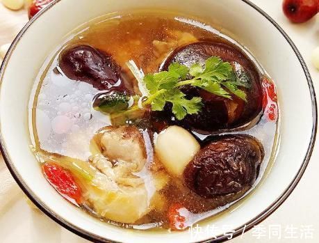 香菇|炖鸡汤,直接下锅炖是不对的,难怪口感差,大厨教你正确做法