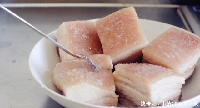 五花肉这样做太香了,皮脆不硬,肥而不腻,5斤都不够吃