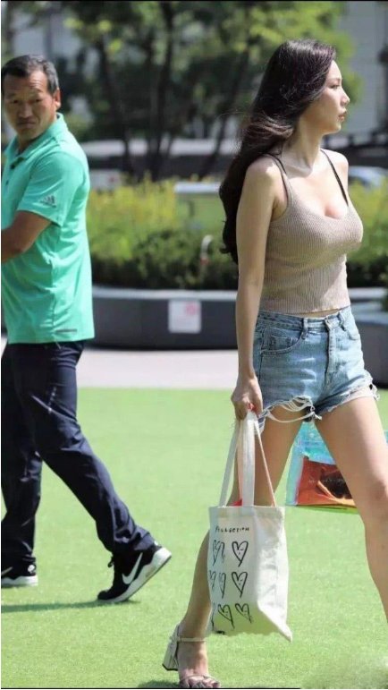 灰色吊带衫搭配牛仔热裤，时髦大气，气质迷人