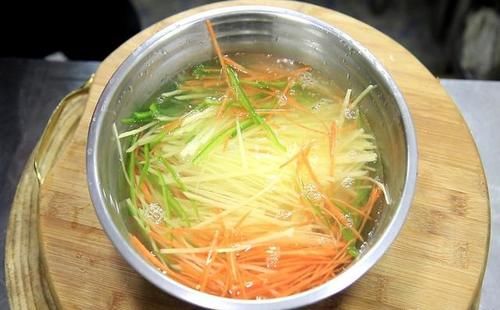 土豆丝别炒着吃了！加2个鸡蛋，10分钟解决全家人早餐，太香了