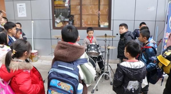 架子鼓|氛围拉满！一群小学生围着架子鼓合唱！贵州这群小朋友“火了”