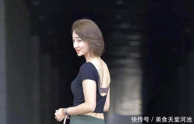 街拍: 一件露肩上衣+迷你短裤, 性感撩人