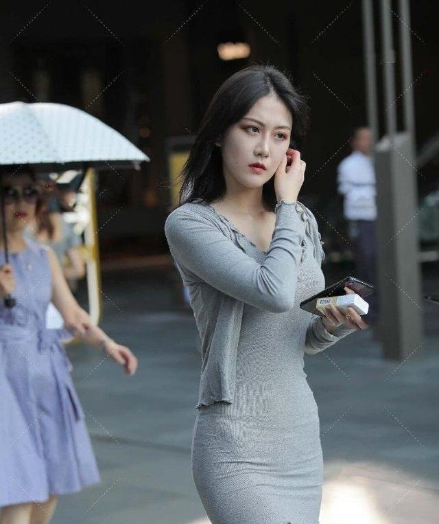 身材 灰色包臀连衣裙搭配灰色上衣,这身材也太让人羡慕了!
