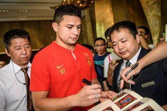 归化球员|国足即将迎来改变,艾克森做出新决定,中国足协何去何从