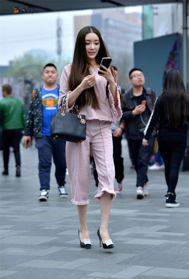 街拍:淡雅如仙的美女,一件套装的格子裙,时尚唯美