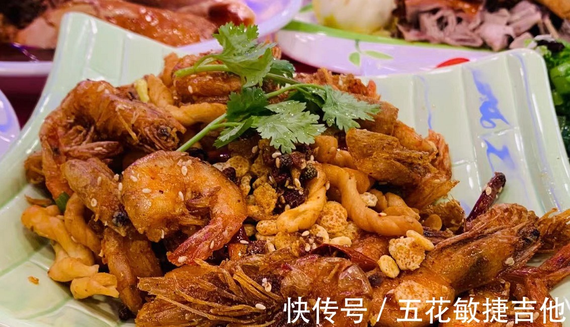 朋友办满月酒,总共花12800多元,晒到朋友圈,大家说菜很实惠!
