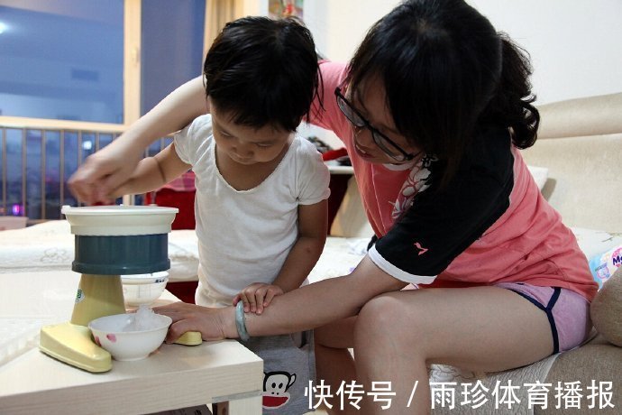 父母|拒绝抚养2岁妹妹,父母将25岁女儿告上法庭:我们只想给你留个伴