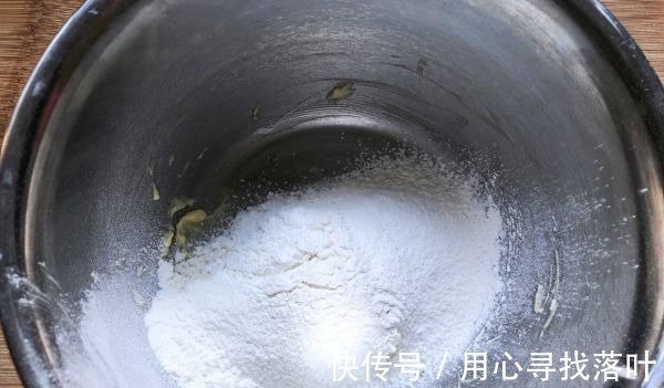 搅拌均匀|不容易翻车的泡芙制作过程，掌握这个技巧，做出高颜值的摩卡泡芙！