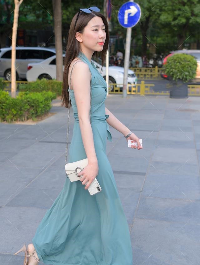 穿搭 湖蓝色雪纺长裙搭配精美高跟鞋,成熟优雅,高级感十足!