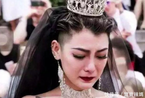 还记得全身纹身的“黑纱新娘”吗?如今剪短发卸妆后,变成了这样