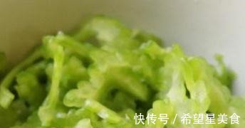 夏日|一个方法能快速去除苦瓜的苦味,脆嫩爽口,夏日必备的苦瓜炒蛋!