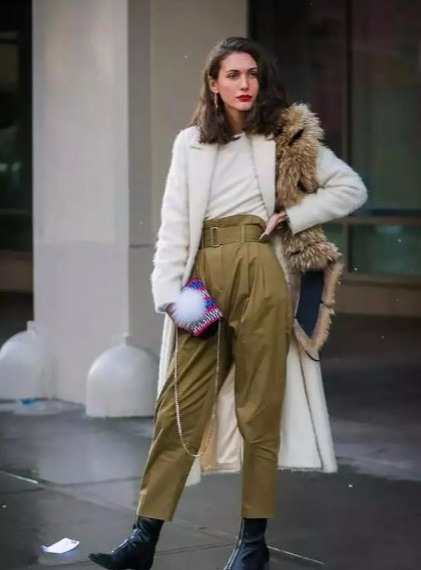 裤腿 女人过了50少穿“小黑裤”,不洋气!今年流行“奶奶裤”,真漂亮