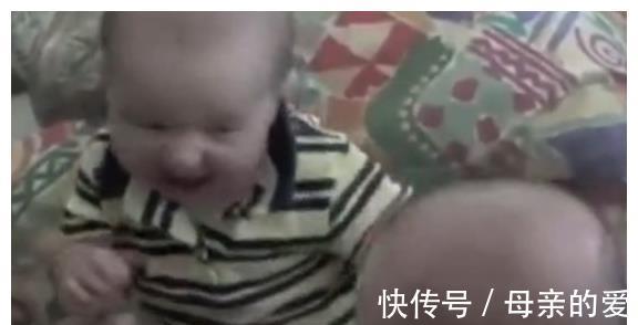 妈妈|宝宝看见镜子,因为好奇接下来的宝宝反应,宝妈被逗得哭笑不得