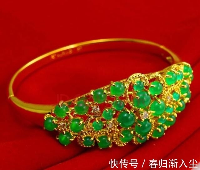 素金 三四十岁的女人少佩戴俗气金饰，有几款黄金首饰尽量别选