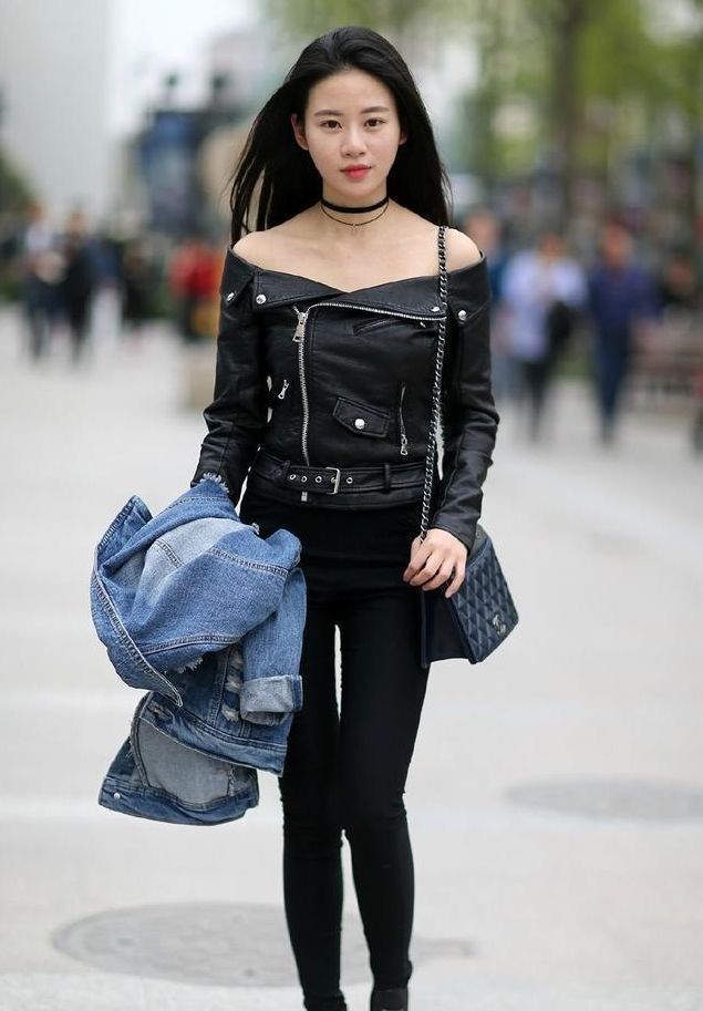 街拍|身穿蓝色长裙的小姐姐,彰显复古气息,尽显街头气质感