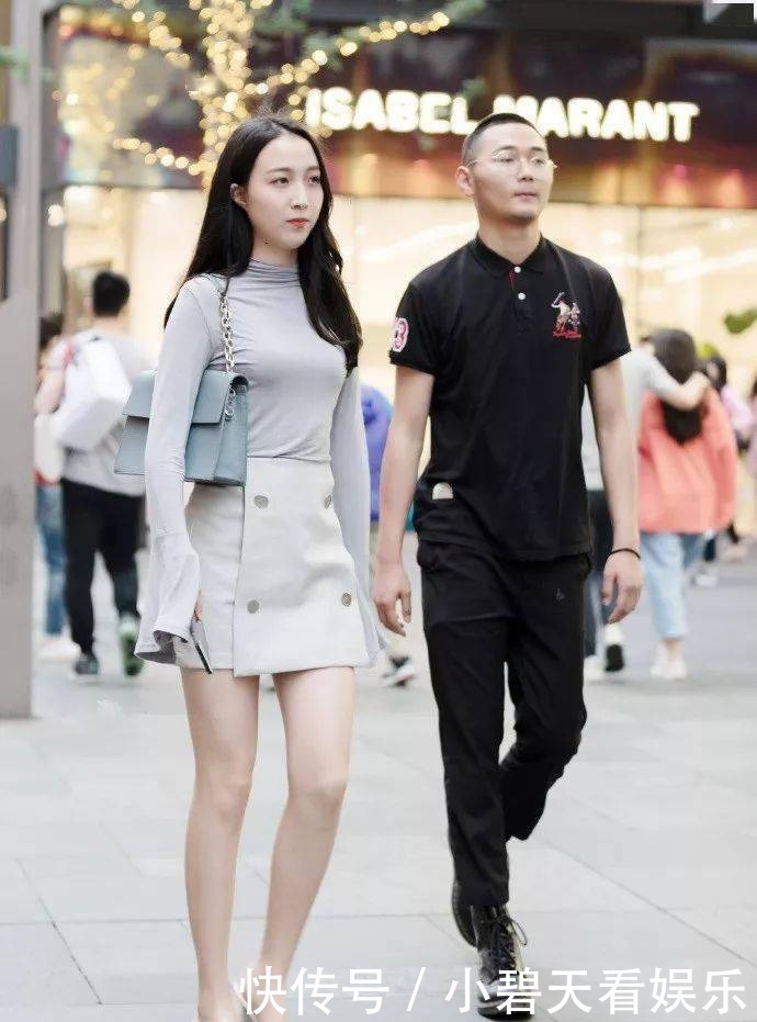 红色的连衣|美女短裙搭配一双小高跟鞋,平时出街彰显魅力