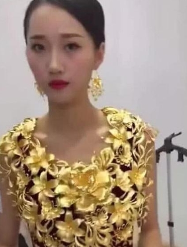 黄金首饰|“最霸气新娘”火了,嫌弃黄金俗气直接穿“金衣”:有钱任性