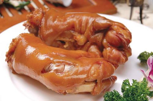 卤猪蹄,“前蹄”和“后蹄”要分清,差别挺大,弄错了难吃花冤枉钱