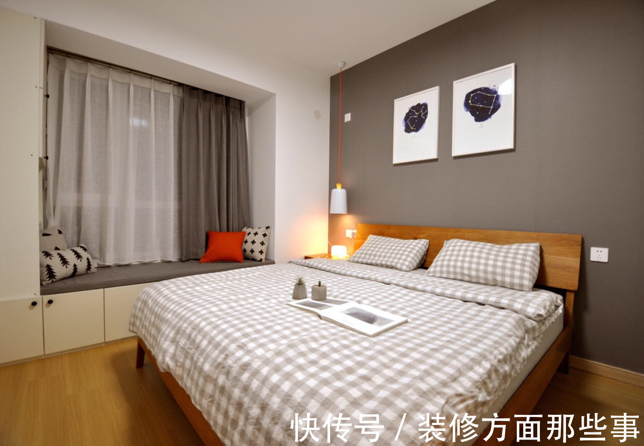 三居室|121平日剧三居室,黄色的懒人沙发与绿植给客厅增添了抹亮色