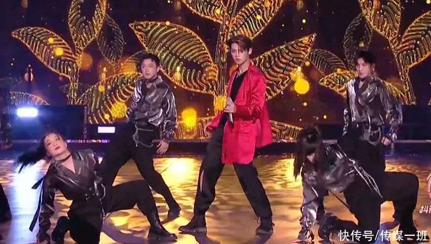 灾难|新潮好物夜晚会再现打光灾难,THE9妆容奇怪,黄明昊脸色暗淡