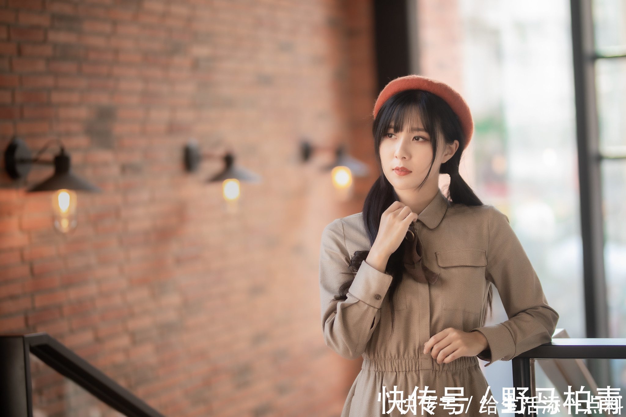 小帽|靓丽美女陈郁晴时尚风衣写真,搭配一款圆顶小帽还有那么一点俏皮