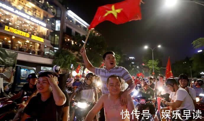 红包|国足退场,越南却故意在场边发大红包!600万没了还得看别人领奖