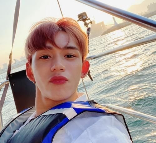 凡尔赛|男士戴耳钉不能录节目？看到黄旭熙的操作，一般人可想不到