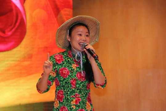 鳳凰傳奇|從年入千萬(wàn)到無(wú)人問津，因星光大道走紅的“草帽姐”，如今怎樣？