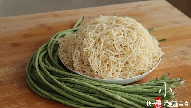 面条别再煮着吃了,教你做蒸面条,简单省事,主食和菜都有了