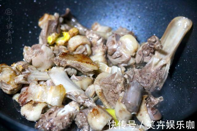 味道|炖老鸭汤时,别直接下锅炖,多加“2步”,汤汁浓郁味道鲜,解馋