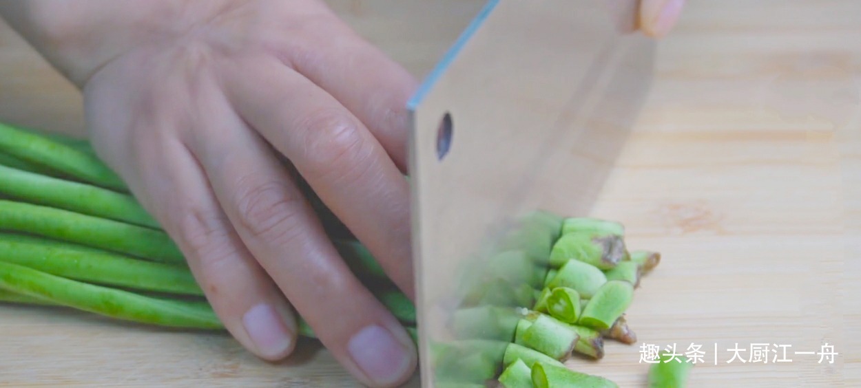 炒豆角时,先放油就错了!教你饭店做法,豆角翠绿鲜香更入味!