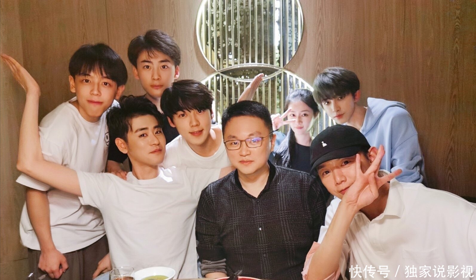 杨幂力挺周柯宇,起底INTO1成员的原公司,谁的背景更硬?