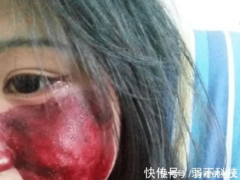 化妆品|小学生偷用妈妈化妆品,半张脸“毁了”,网友看到嘴角笑死我了!