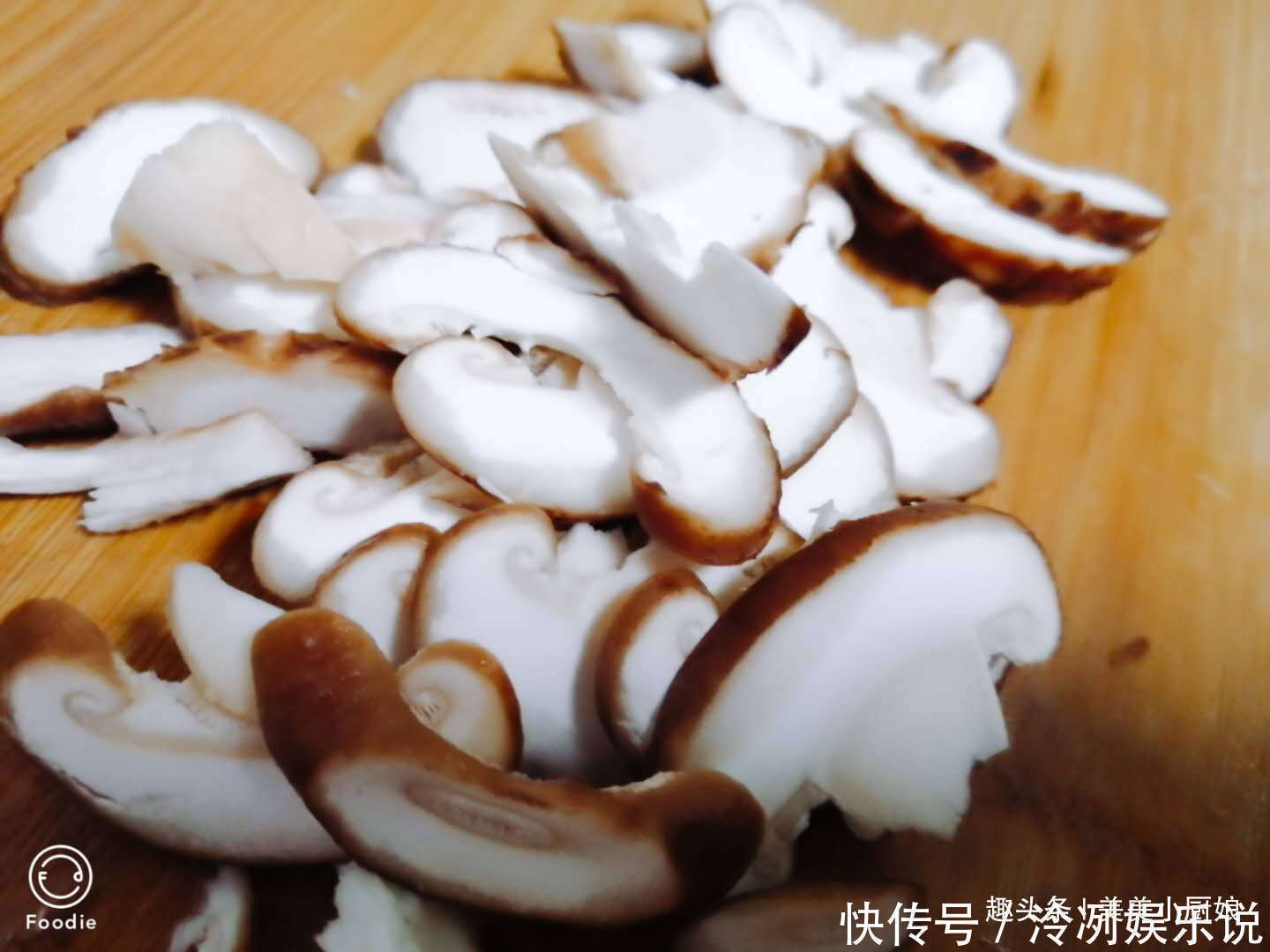 5朵香菇，3两生菜，做出青脆爽口的懒人菜，吃再多都不增肥