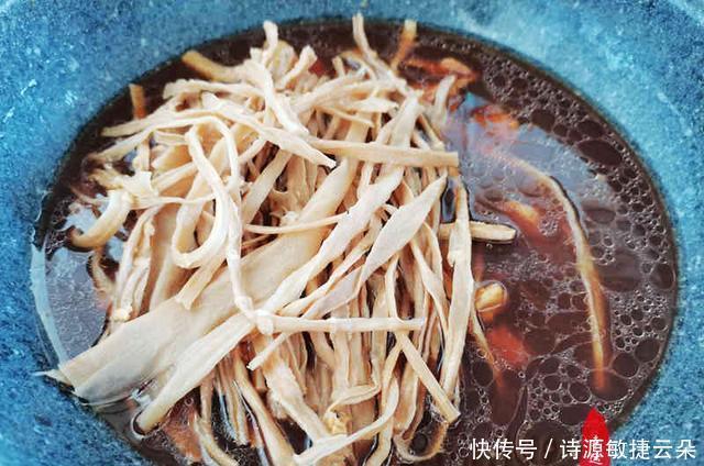 红烧肉|家里烹饪红烧肉时,记得放些干菜一起炖,肉香菜也香