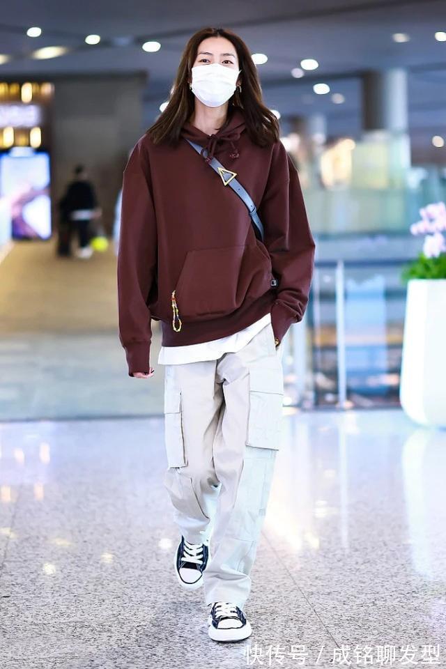 刘雯|刘雯不愧是超模天花板!卫衣搭配工装裤减龄又洒脱,简单却很高级