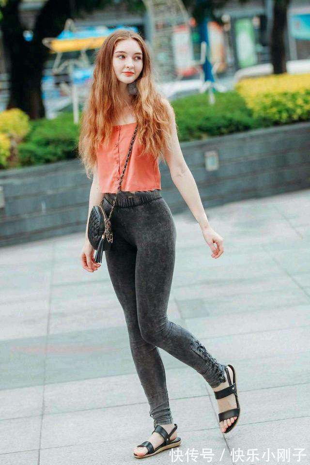 打底裤 橙色吊带背心搭配黑色打底裤,成熟大气,妥妥女神范