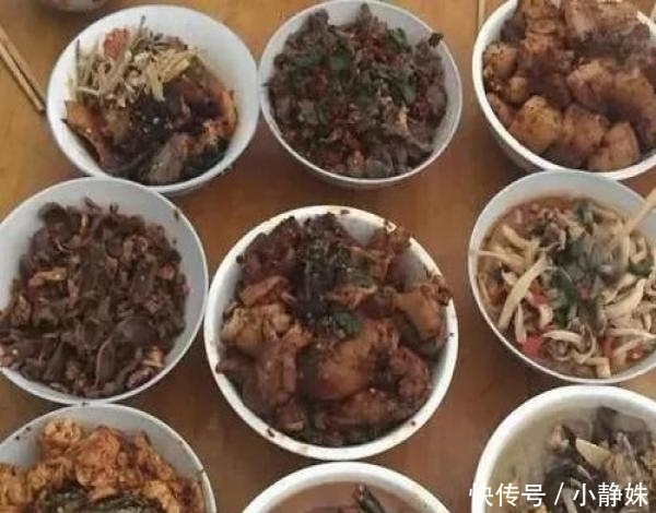 周末回老家，亲戚用大碗菜招待，大鱼大肉9大碗，却没人动筷子！
