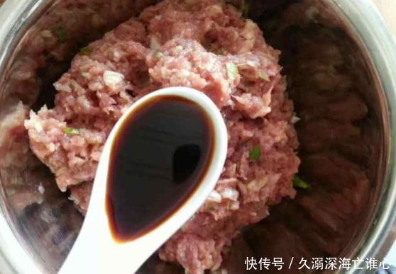 包肉馅饺子,调肉馅时只放“4样”,饺子鲜香味美,还流油流汁