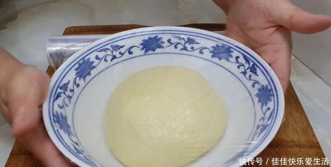 好吃|面粉别蒸馒头了，加2个鸡蛋，个个蓬松暄软，比面包简单好吃