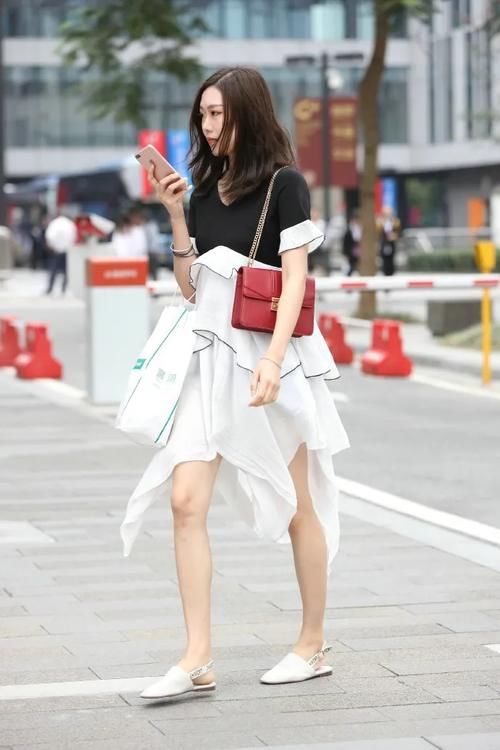 黑白相间的连衣裙，搭配红色时尚单肩包，穿出清新又减龄的少女感
