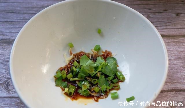 早餐常吃馄饨，将猪肉换成它，好吃又营养，比早餐店的受欢迎